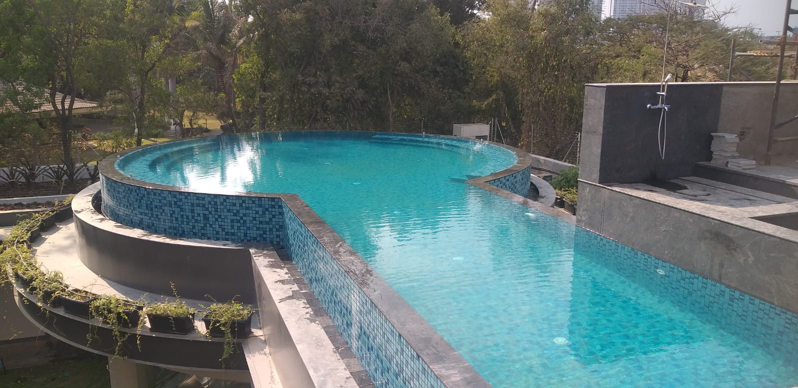 Freeform infinity pool